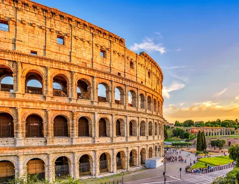 Grupa na wycieczce z przewodnikiem po Koloseum, Forum Romanum i Palatynie