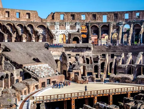 Visite de l'arène du Colisée entrant par la Porte des Gladiateurs
