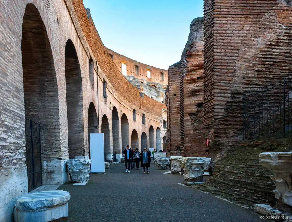 Kleine groep verkent de arenavloer van het Colosseum met een expertgids