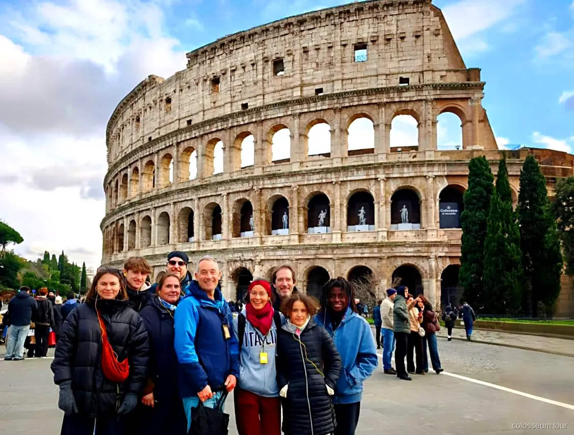 Udsigt over Colosseums arena i gyldent timelys på solnedgangsturen