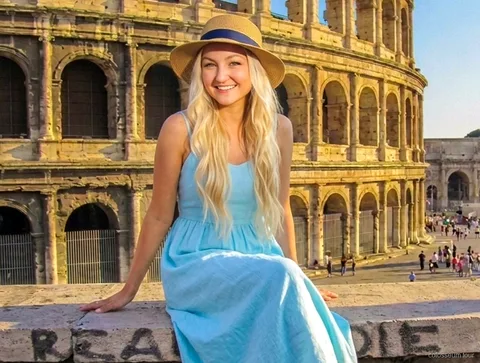 Visitant amb l'entrada al Colosseum amb audioguia explorant l'amfiteatre