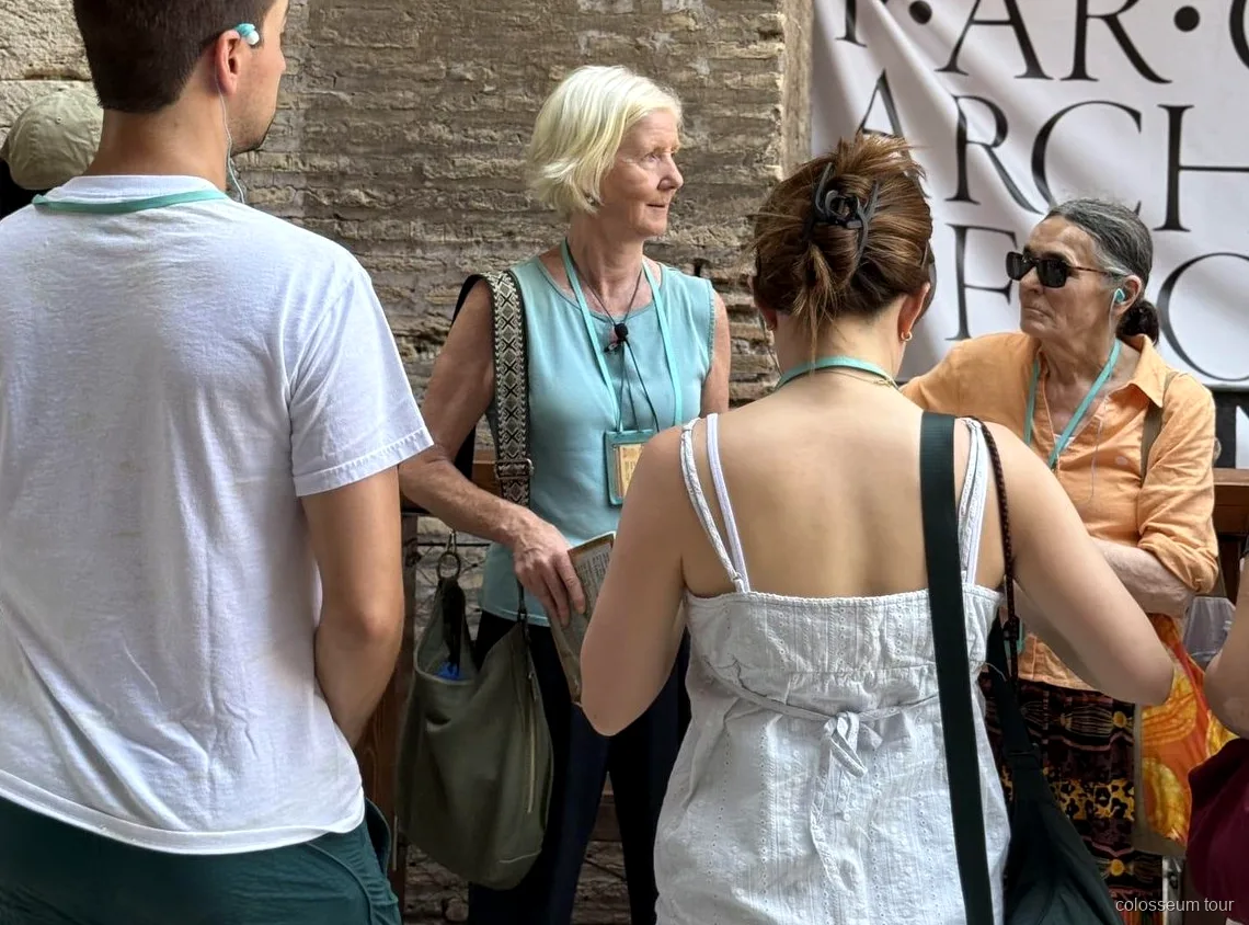 Kolezyum Forum Palatine Tepesi rehberli turunda Roma Forumu kalıntıları
