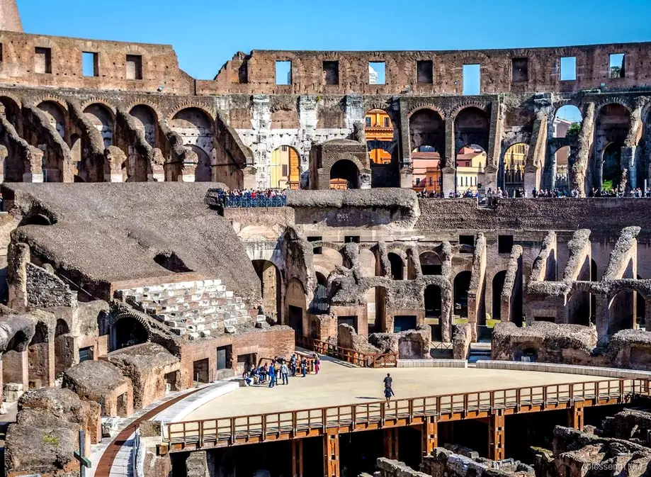 Tour del pis de l'arena del Colosseum entrant pel Portal dels Gladiadors