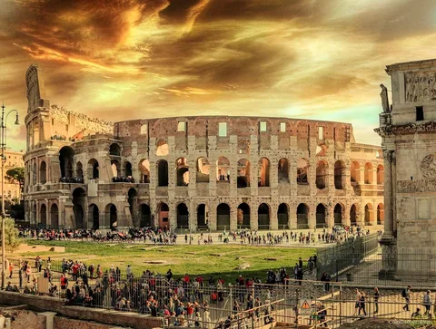Tour guiat del Colosseum a la posta de sol amb llum daurada
