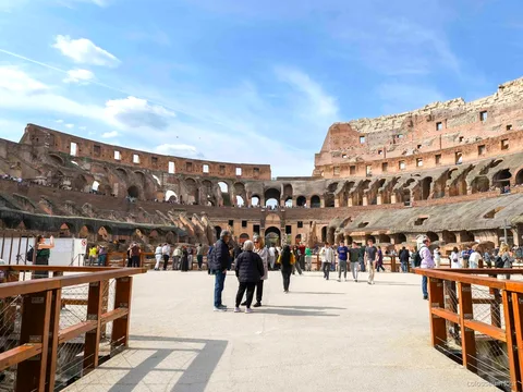 Guia amb llicència en el tour VIP en petit grup del pis de l'arena del Colosseum