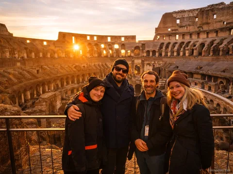 Guida in lingua inglese durante la visita al Colosseo al tramonto