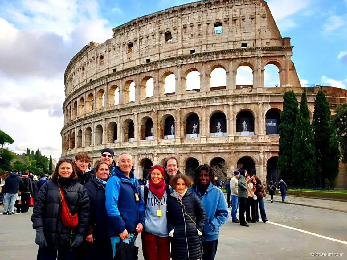 Vista dell'arena del Colosseo nella luce dorata della visita serale